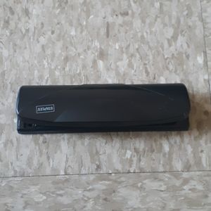 Staples Mini 3-Hole Punch
